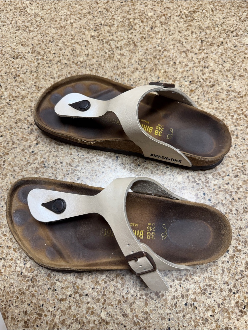 Birkenstock Gizeh Gold Leather T-Strap Toe Sandals - Picture 2 of 10